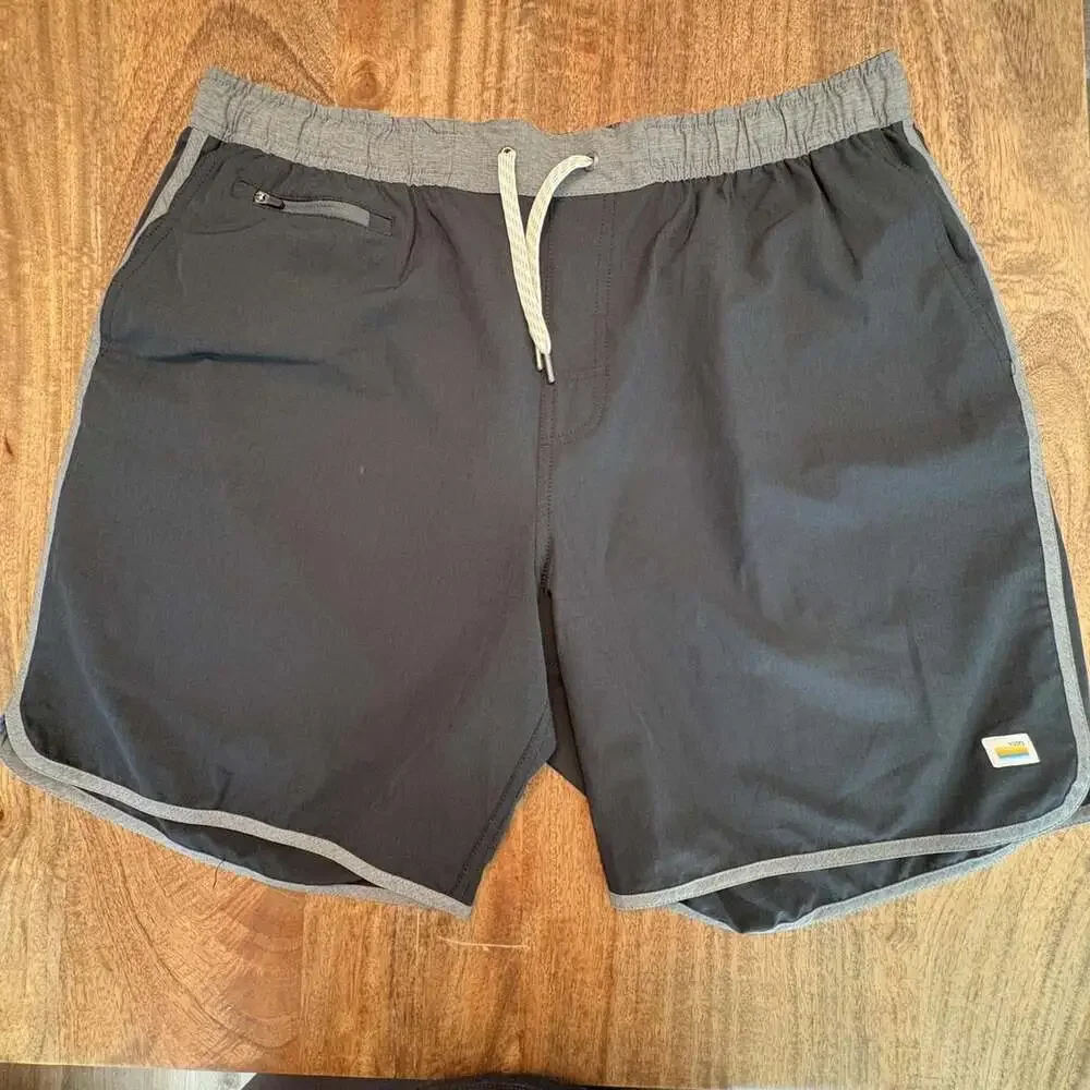 Vuori Shorts Mens 2XL Gray Athletic 7 Inch Inseam Zip Pocket Gym Running